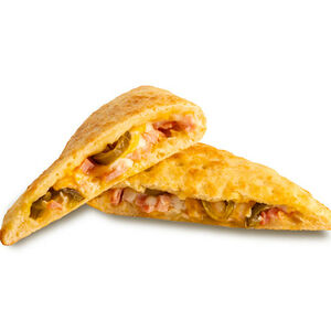 Кальзоне с беконом и халапеньо