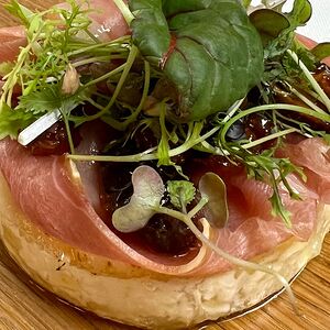 Запеченный бри с пармой и жареными финиками 
