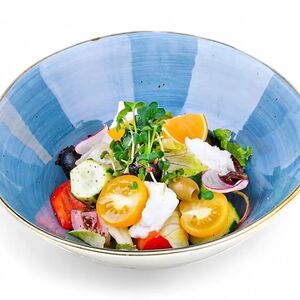 Свежие овощи с рассольной моцареллой