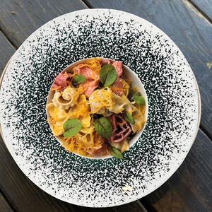 Цветные макарошки с фрикадельками и помидорками Черри