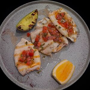 Командорский кальмар на гриле, томатная сальса, авокадо на гриле