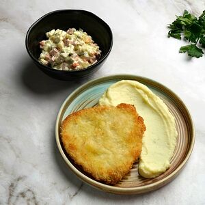 Салат оливье, шницель и картофельное пюре