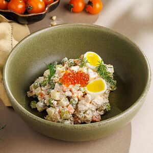 Оливье с цыплёнком и красной икрой