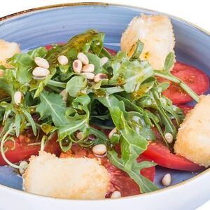 Салат с жареной моцареллой и рукколой