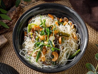 Рисовая лапша с овощами, шампиньонами и индийскими орехами