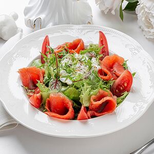 Салат со слабосоленой неркой и яйцом пашот 