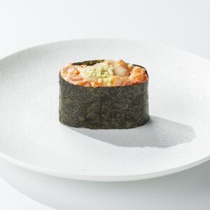 Гункан с лососем под спайси-соусом (1 шт.)