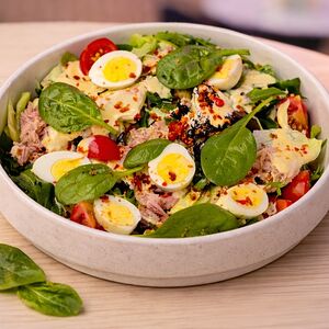 Салат с тунцом и соусом Том ям