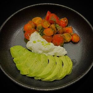 Страчателла, авокадо, чатни из томатов