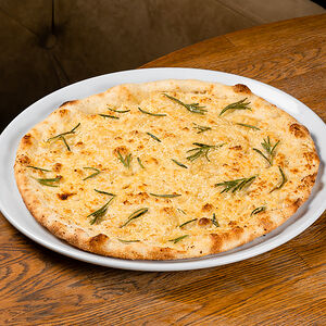 Фокачча с розмарином и пармезаном