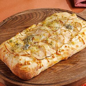 Римское хачапури с грушей и сыром дорблю