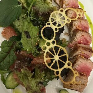 Салат со свежим тунцом и грейпфрутом с кунжутным соусом