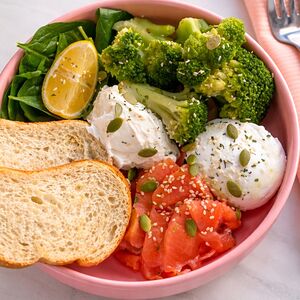 Зеленый боул с лососем и яйцом пашот