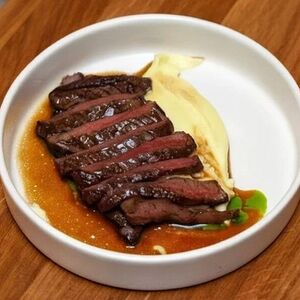 Стейк мясника с картофельным пюре и трюфельным демигласом