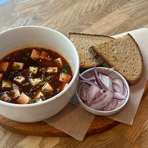 Постный борщ с тофу и чесночным хлебом