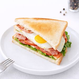 Сэндвич с яйцом и беконом