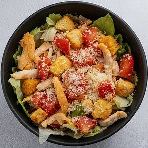 Салат «Двойной Цезарь с запеченным куриным филе»