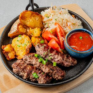 Домашняя сковородка с биточками из говядины и запечённым картофелем 