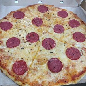 Пицца с колбасками 
