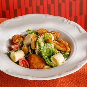 Теплый салат с куриным бедром и копченым сыром сулугуни