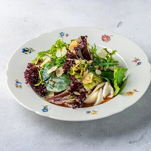 Салат с кальмарами гриль