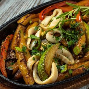 Шипящая сковородка с острыми кальмарами