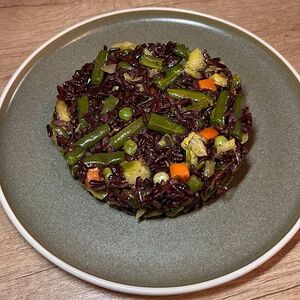 Черный рис с овощами