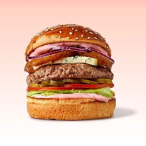 Дорблю-бургер с котлетой из говядины, дорблю, грушей и малиновым соусом