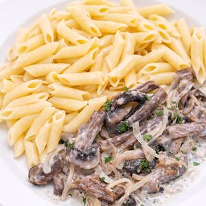 Бефстроганов с гарниром