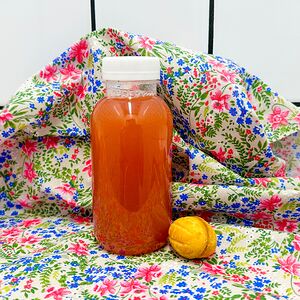 Мини-скатерть, холодный зеленый чай с клубникой и орешек