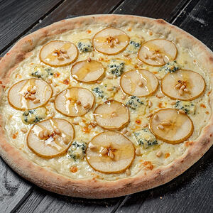 Пицца с грушей и дор блю