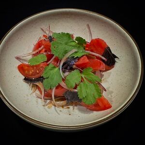 Помидоры, крымский лук, зелень, соус наршараб