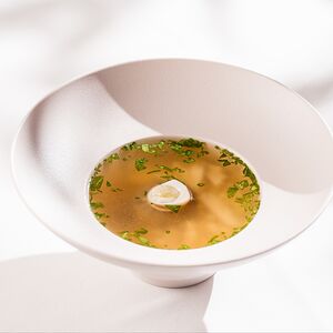 Куриный бульон с курой сувид и пастой птитим