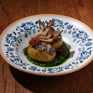 Котлета из чечевицы с брокколи, вешенками и томатной сальсой