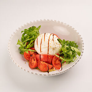 Буррата со сладкими томатами