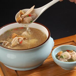 Томленый куриный бульон с лесными грибами (большая порция)