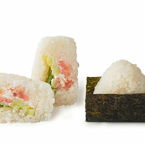 Онигири с копчёным лососем