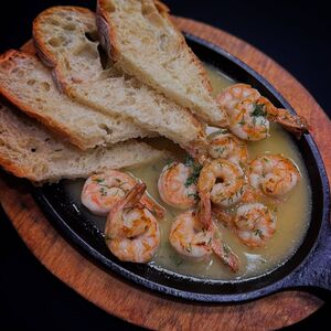 Креветки с чесноком и петрушкой