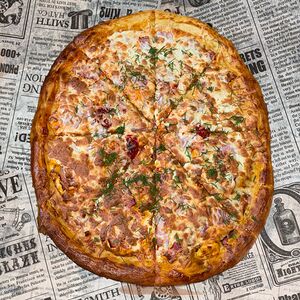 Пицца с беконом, сыром и грибами