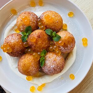 Творожные шарики с манговыми джус-боллами и творожным кремом 