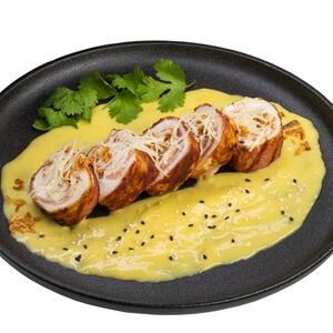 Курица в беконе под соусом кокос-маракуйя