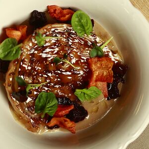 Стейк из белокочанной капусты на гриле с соусом из корнеплодов