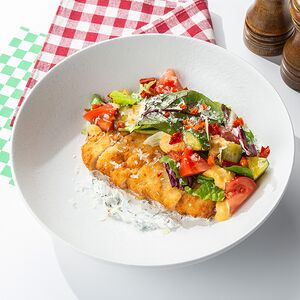 Салат с куриным шницелем, битыми огурцами и кремом из феты