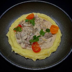 Бефстроганов и картофельное пюре