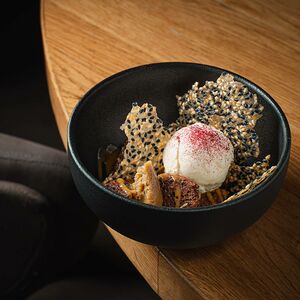 Шоколадный брауни с соленой карамелью и халвой