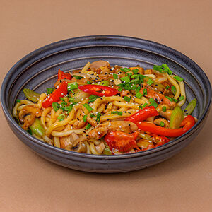 Жареный лагман с цыпленком в устричном соусе