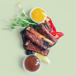 Свиные рёбрышки BBQ с соусами