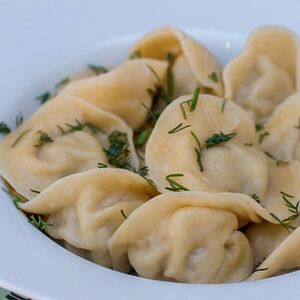 Пельмени с говядиной, жареным беконом и грибной поджаркой