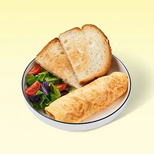 Французский омлет с тостами и салатом романо