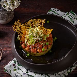 Гуакамоле с томатной сальсой и зелёным горошком